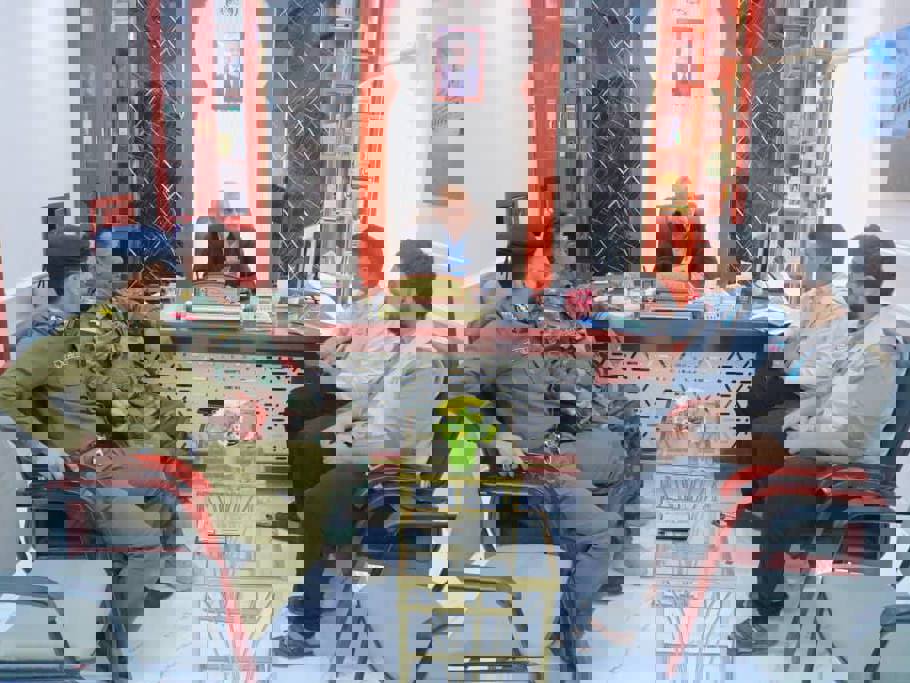 مدير عام سيئون يبحث جوانب التعاون المشترك مع مؤسسة مسارات السلام لتنفيذ ورش تدريبية في مجال الأمن والسلام